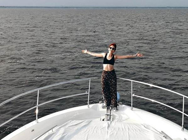 What is the make and model of this yacht?