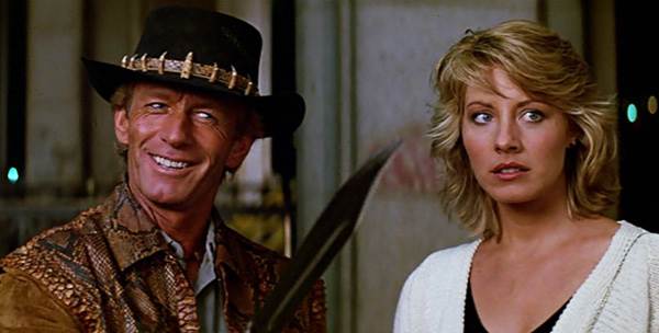 crocodile-dundee-thats-not-a-knife-scene-paul-hogan-linda-kozlowski-muggers