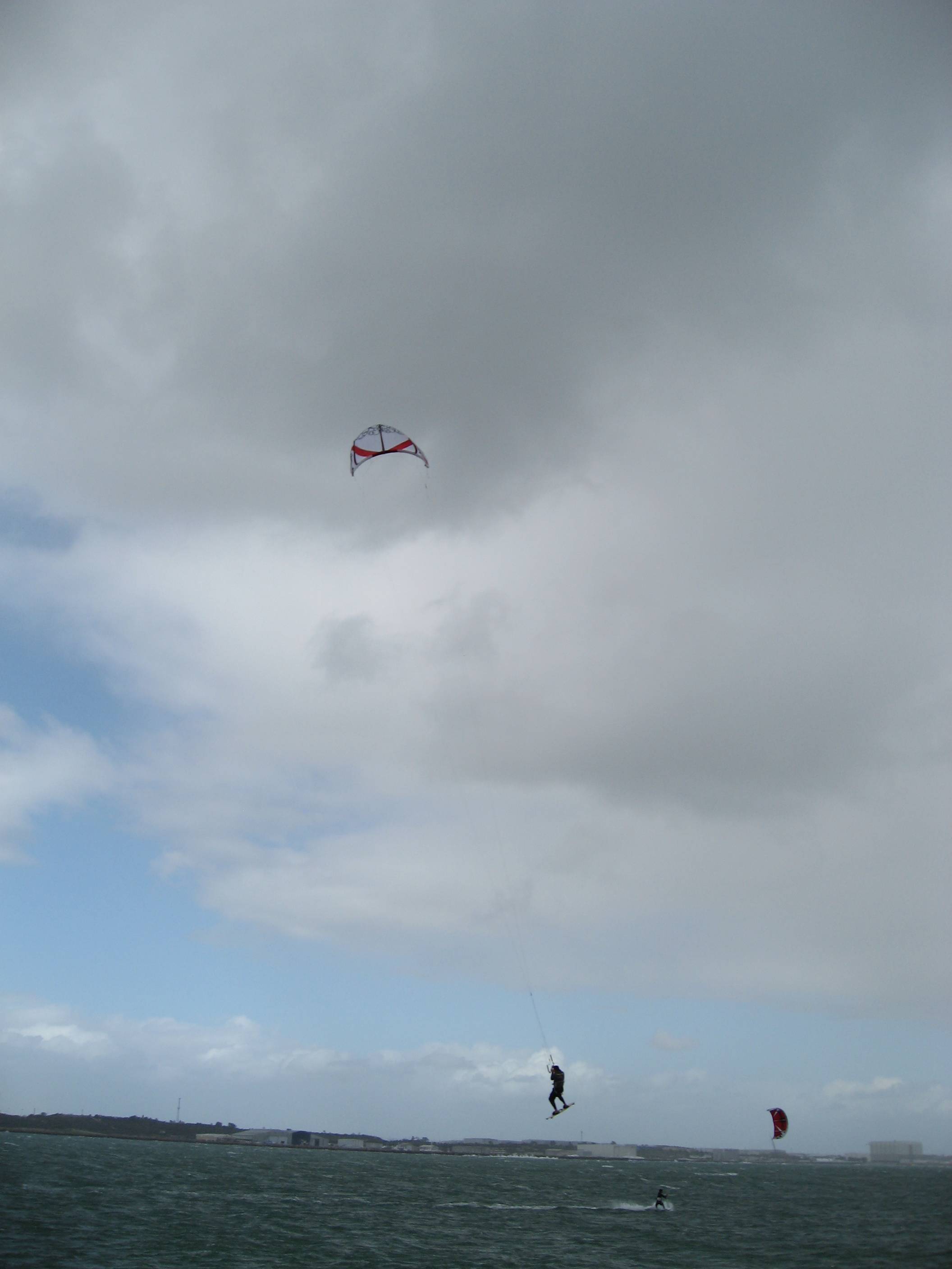 Damo Kitelooping 9m in 30+ knots 