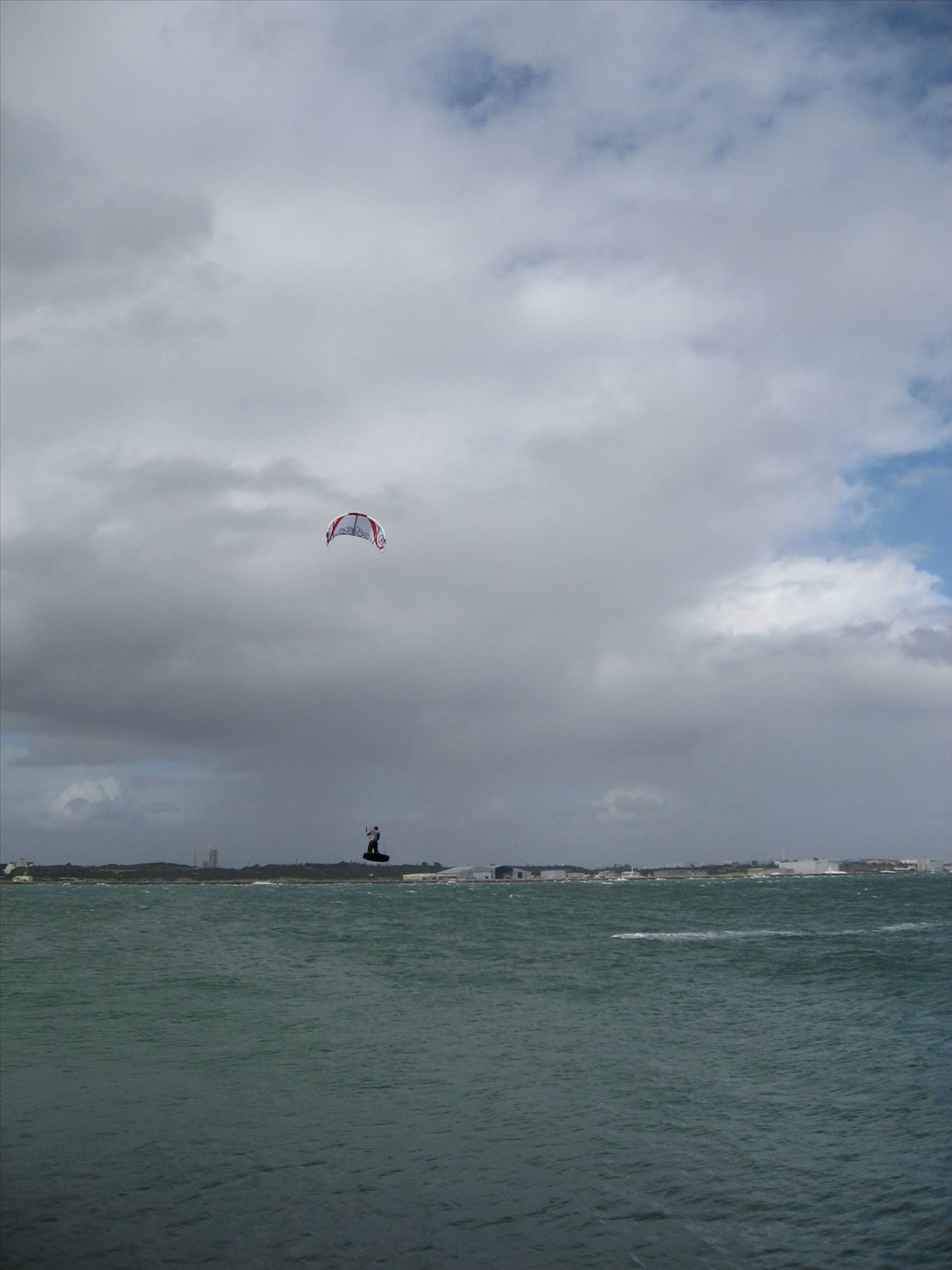 Damo Kitelooping 9m in 30+ knots 