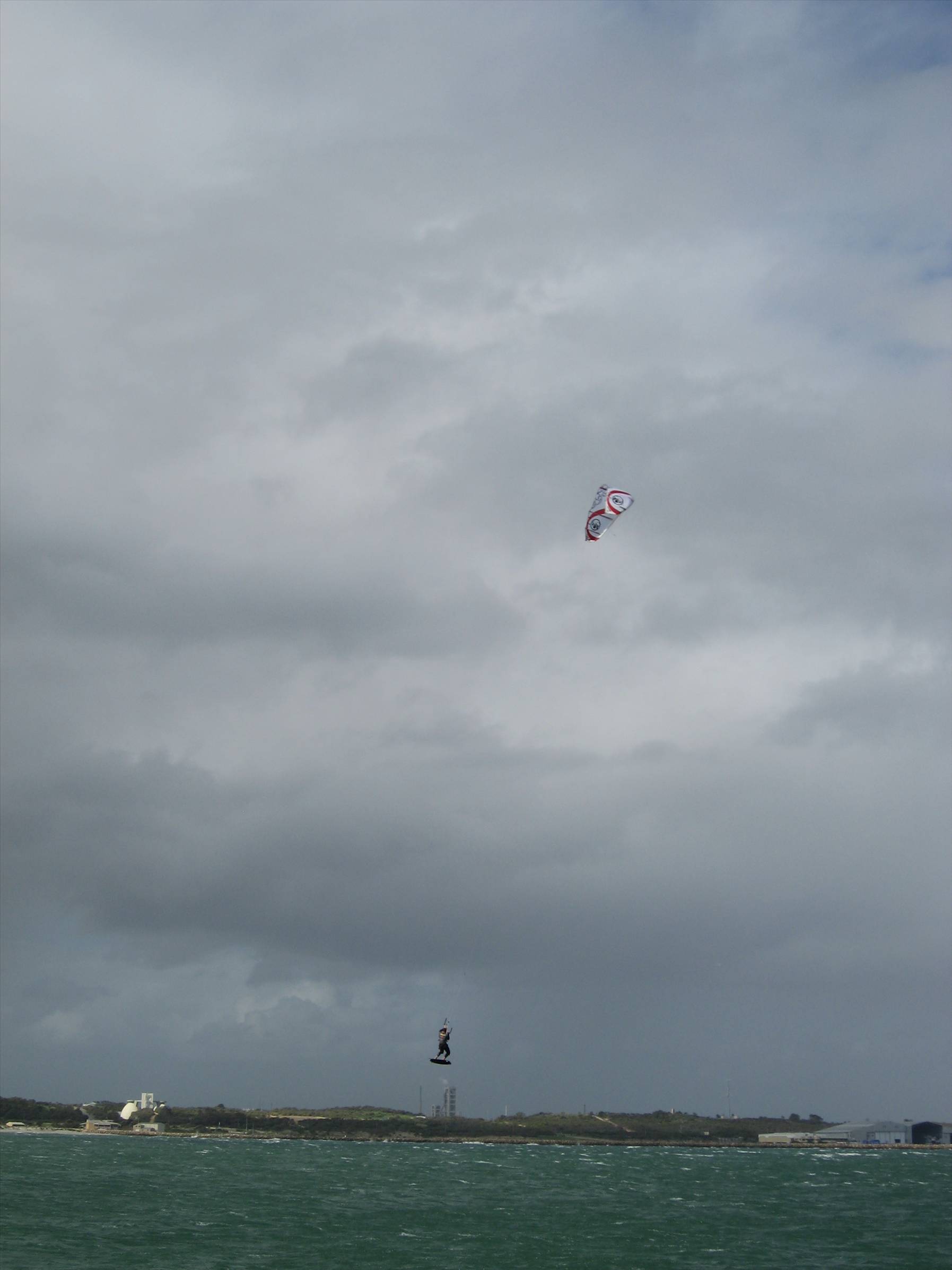 Damo Kitelooping 9m in 30+ knots 