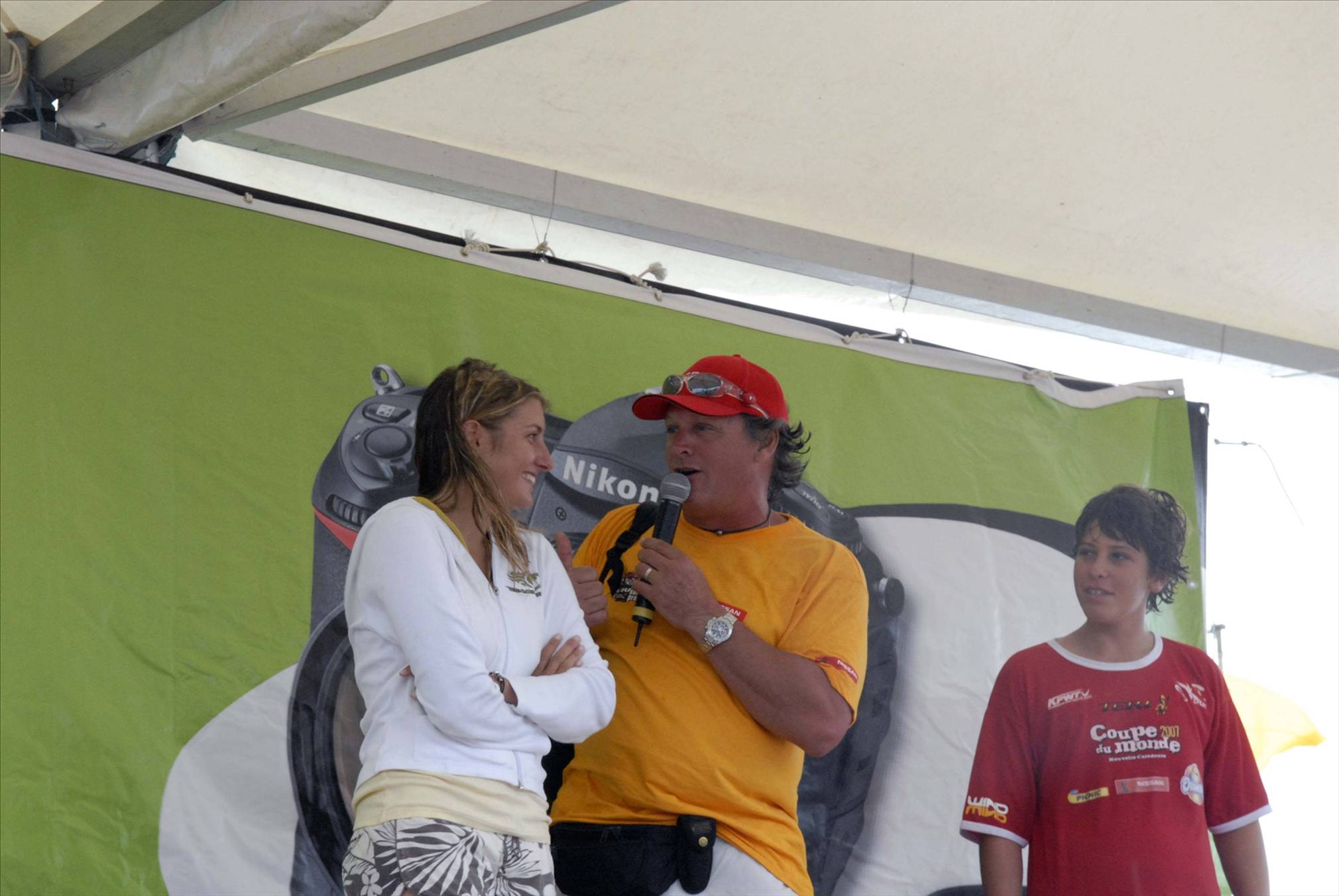 Stephane ( KPWT presentator) talking to Keahi and Marine