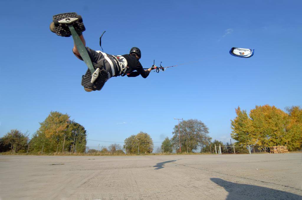 Peter Muller kitelooping Flysurfer Pulse2 with snakeboard
