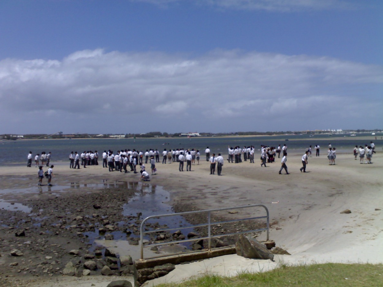 Tourists taking over Loders kitespot - Gold COast