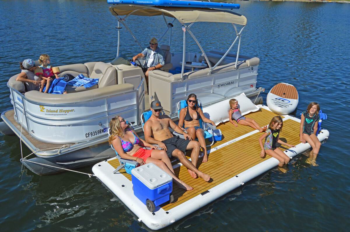 Yachtdockoffpontoonboatwithkids-1324548613