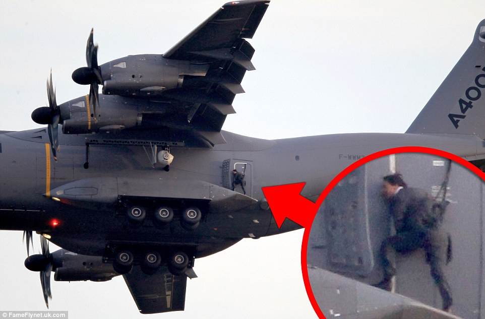 Tom Cruise over Cottesloe
