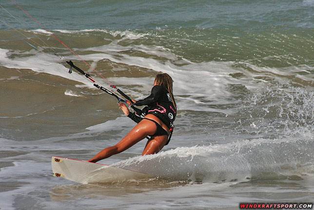 sexy-kitesurf-girl-10