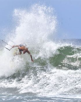 Kitesurfing