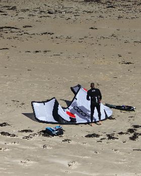 Kitesurfing