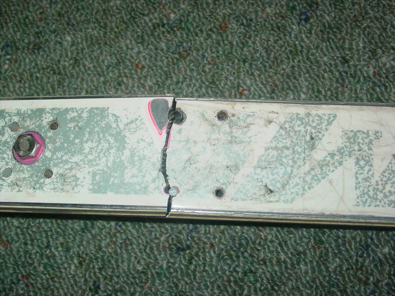 broken Ski axle