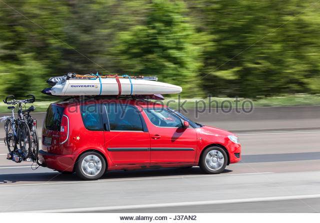 frankfurt-germany-march-30-2017-red-skoda-roomster-packed-with-bikes-j37an2