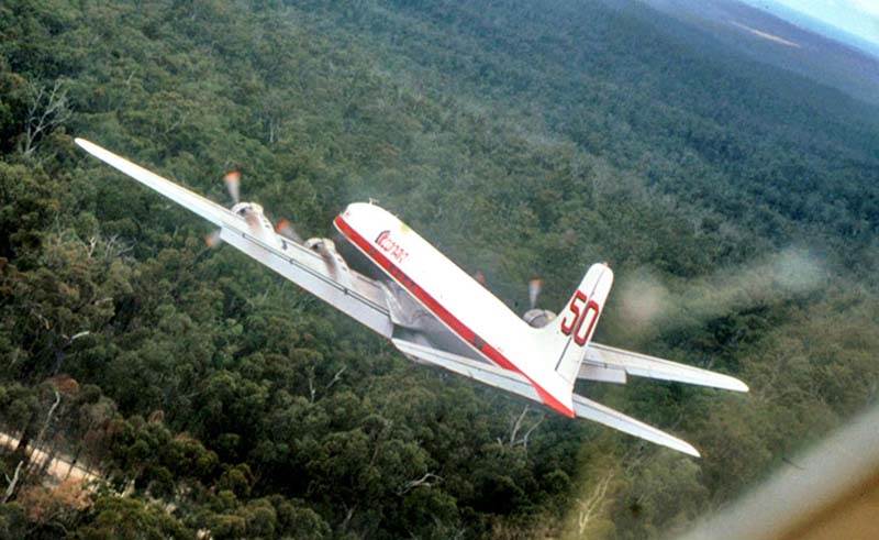 DC-6B C-GKUG-from-chopper-KKK