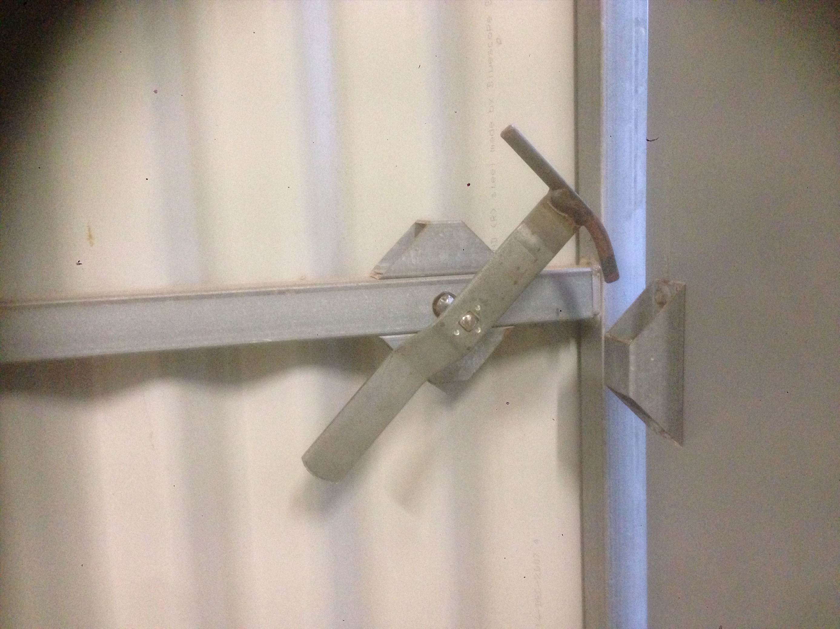 shed door 010
