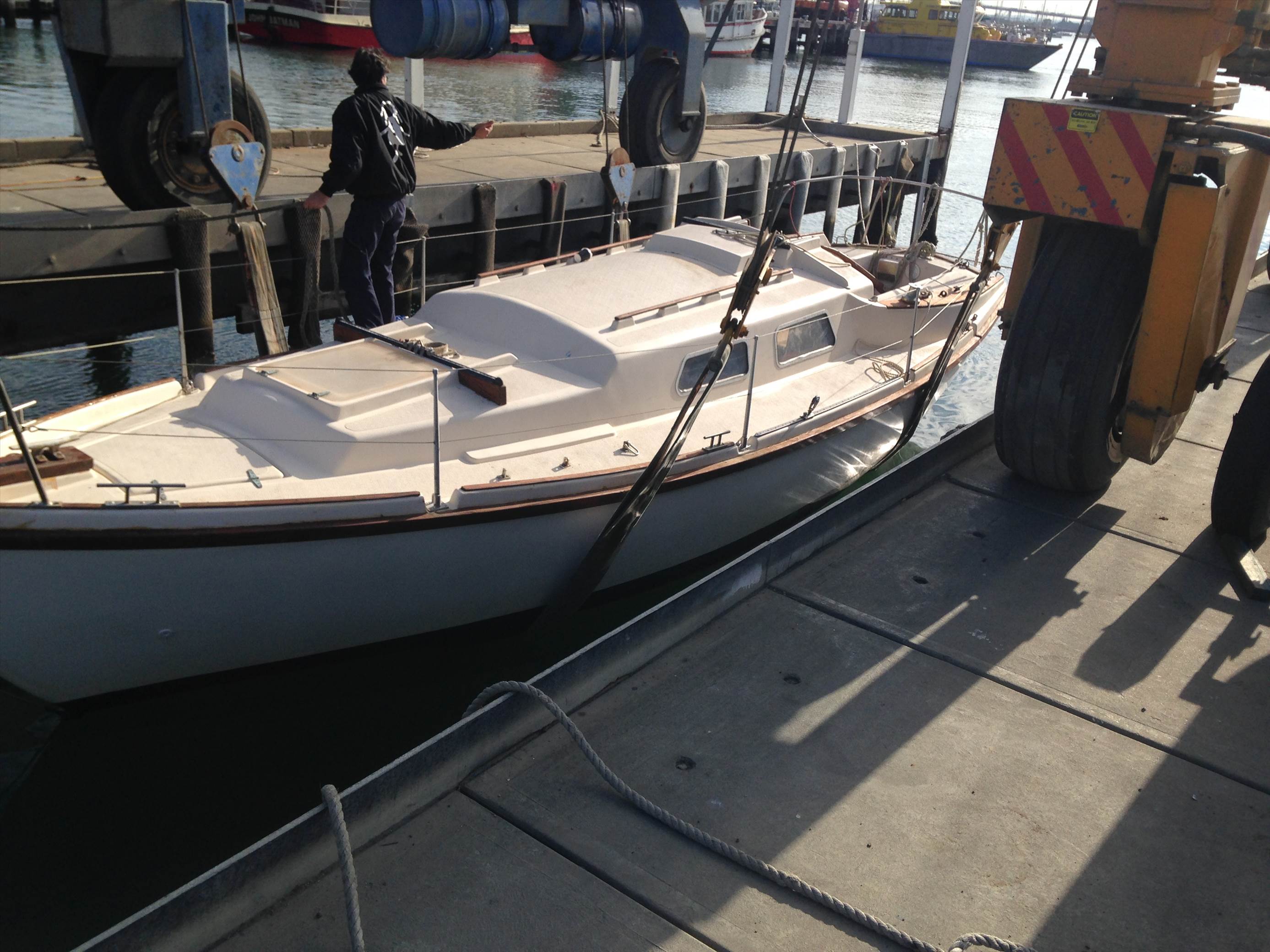 lifting the masts 004