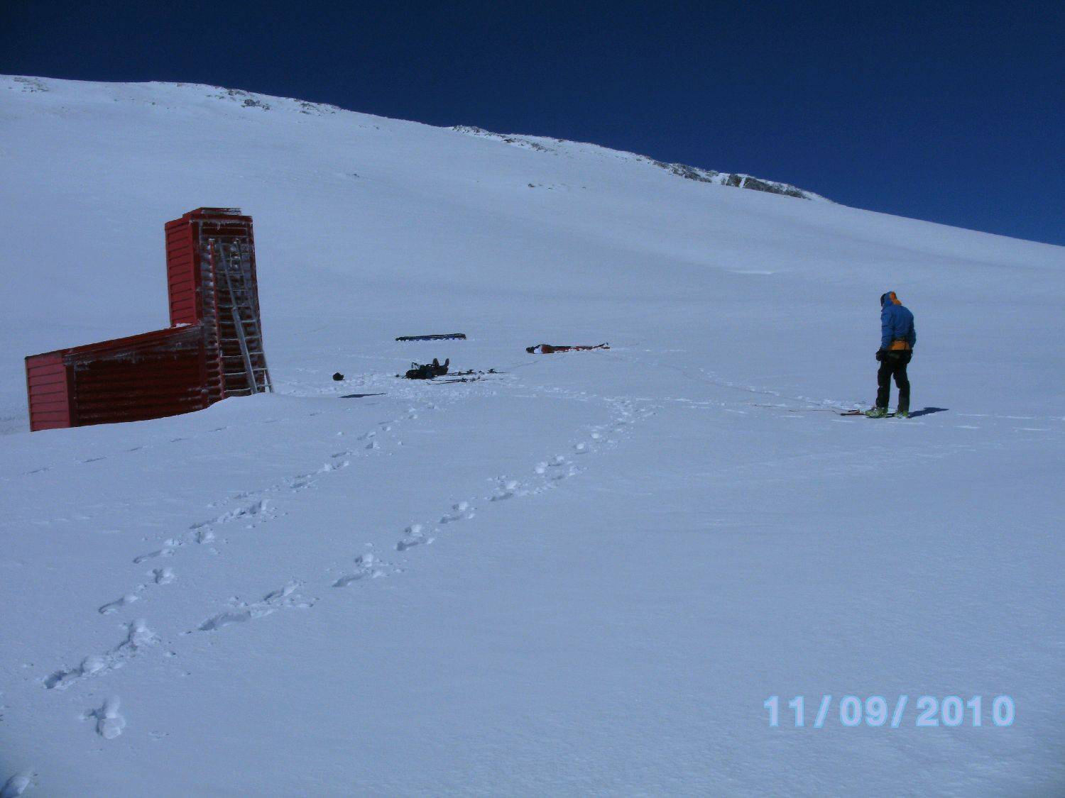 COOTAPATAMBA HUT AND KITES IN BACKGROUND