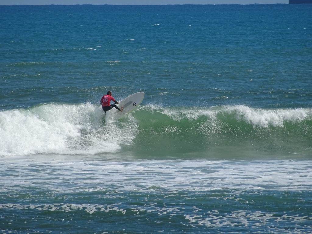 Qld SUP surfing team members in action
