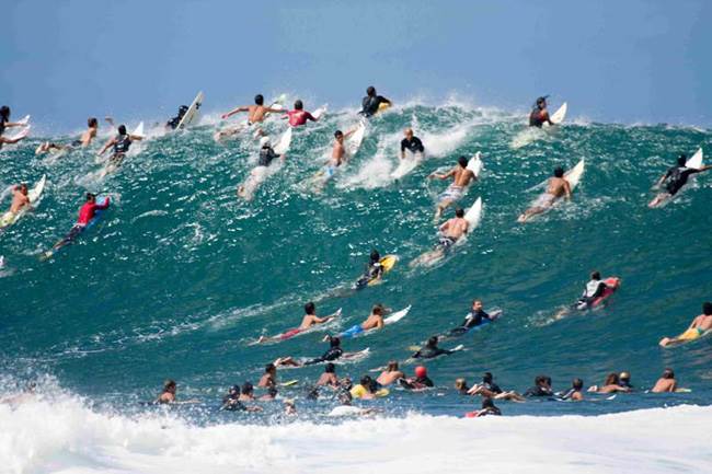 North shore Pipeline surf crowd