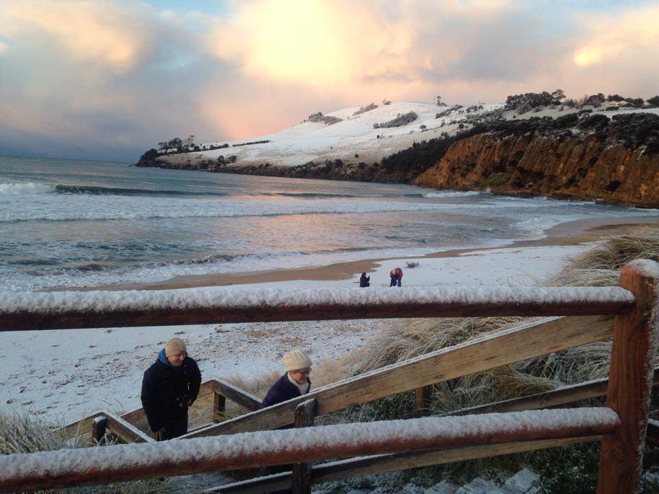 Snow on cliffo