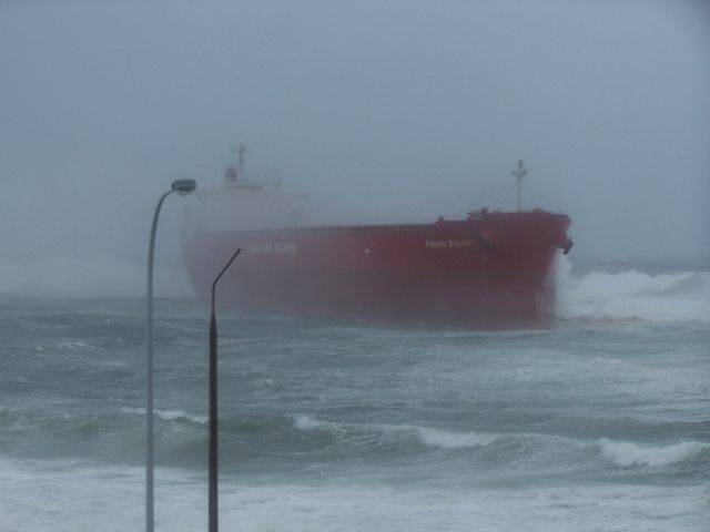 Coal ship stuck @ Nobbys Beach
