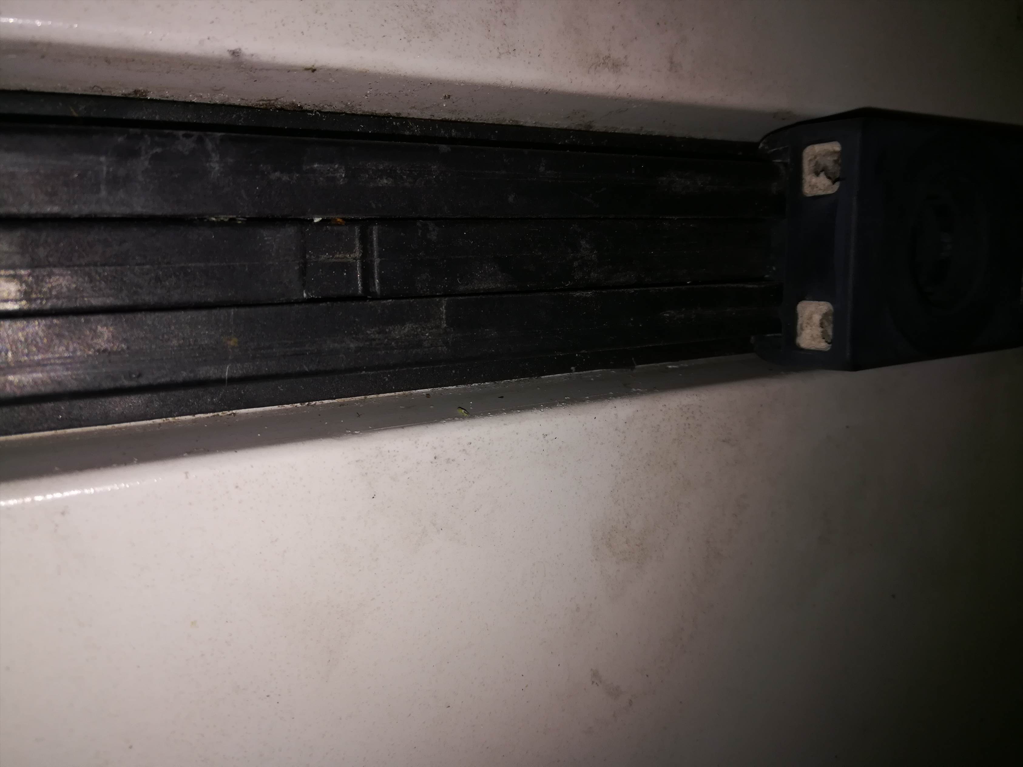 Mast rail, looks kinda broken