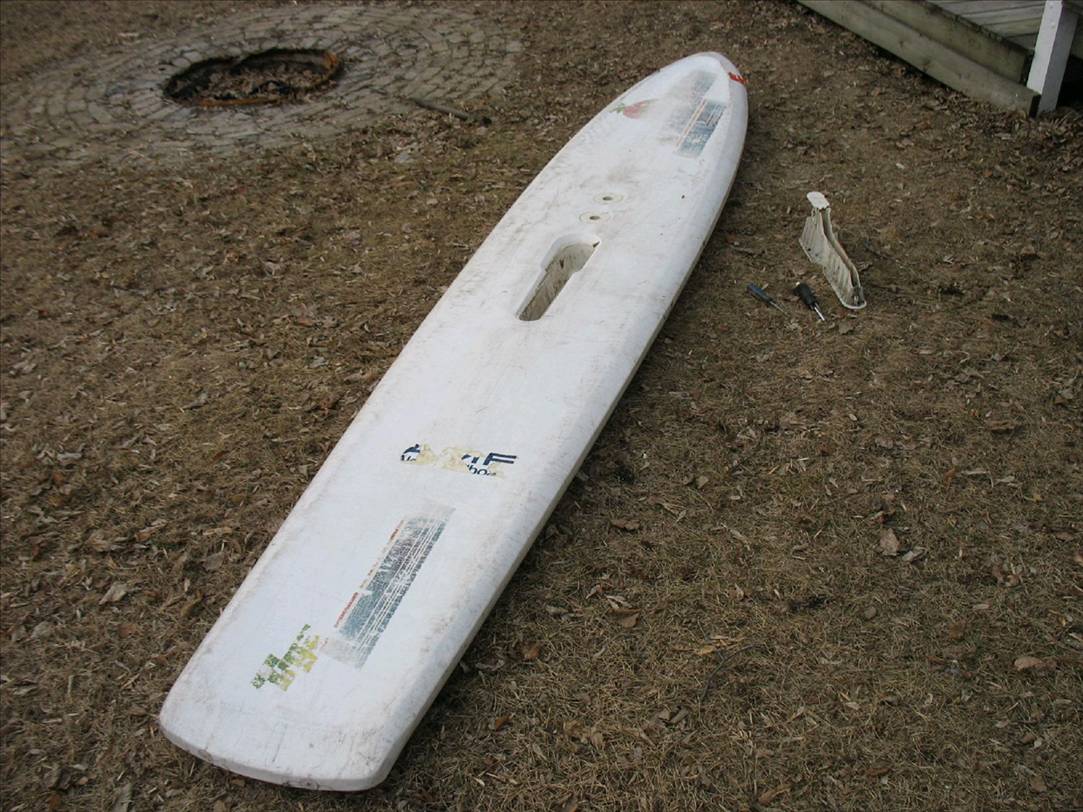 Tiga sailboard mast foot attachment