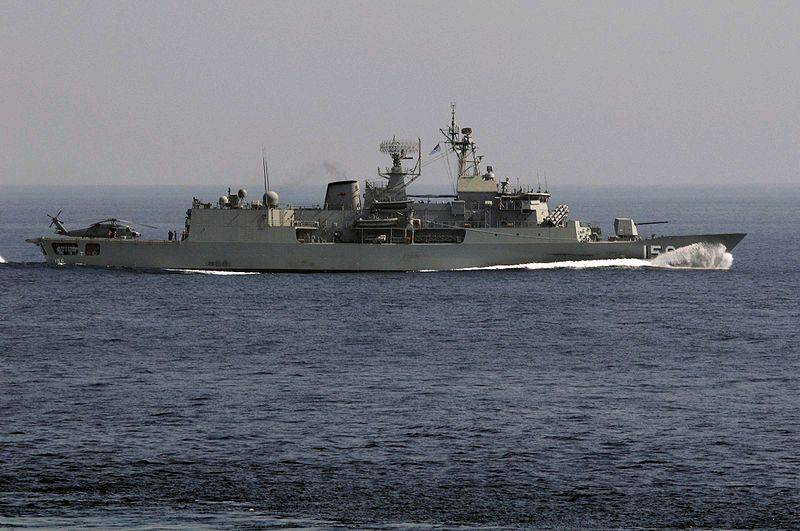 800px-HMAS Toowoomba FFH-156 Gulf of Oman Nov 2009