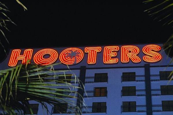 HootersSign