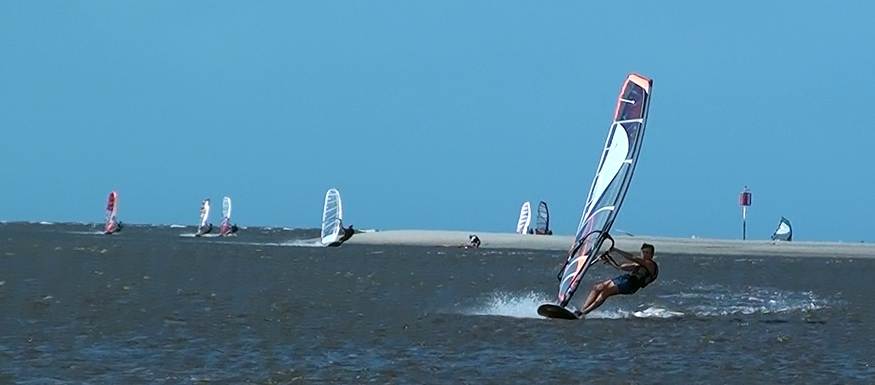 scott takes lead