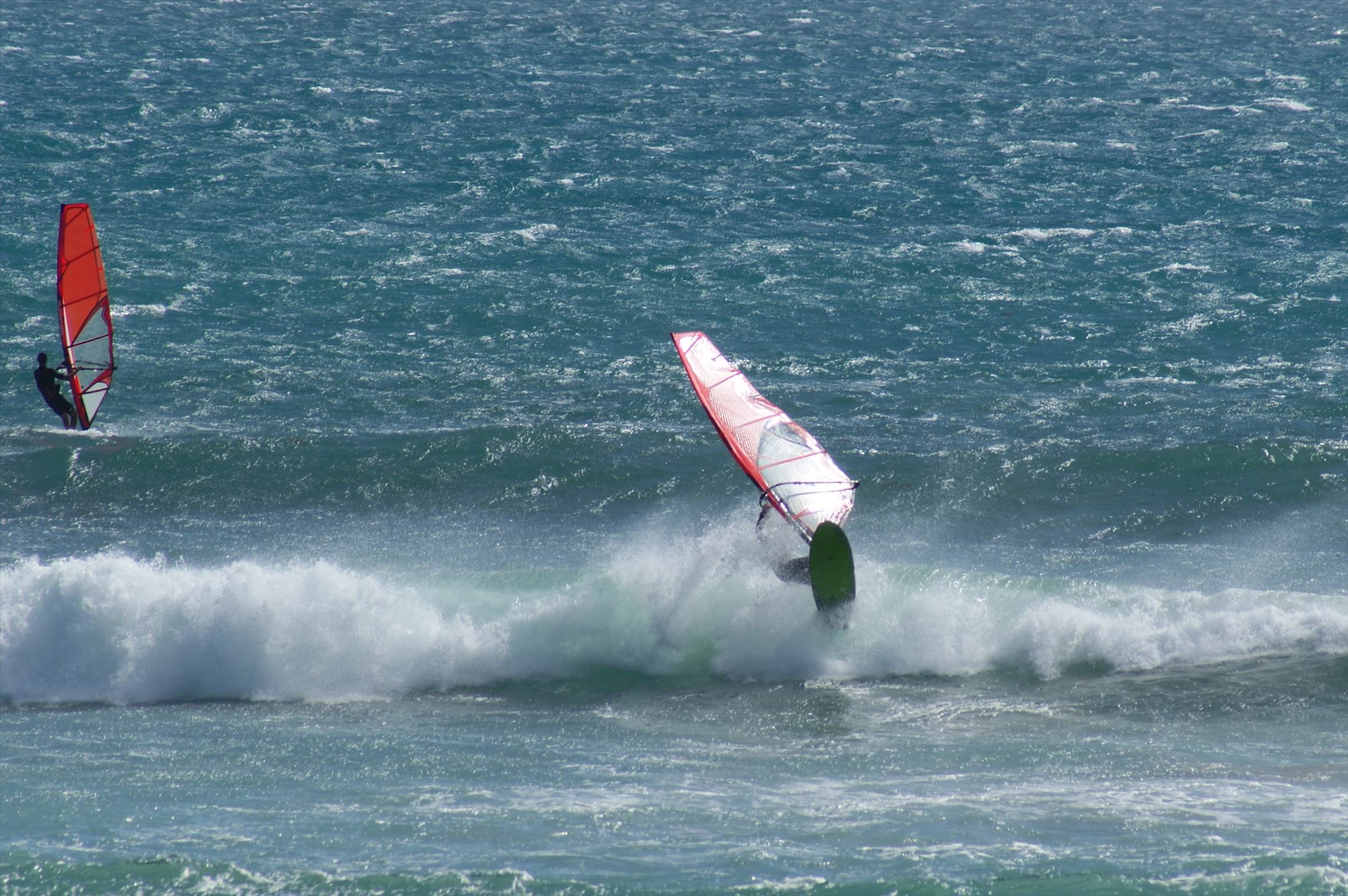 Super Pipe 25 knots low tide