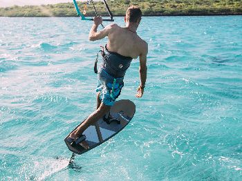 3 Tips to Help You FOIL Away From Turns to Toeside - Kitesurfing News