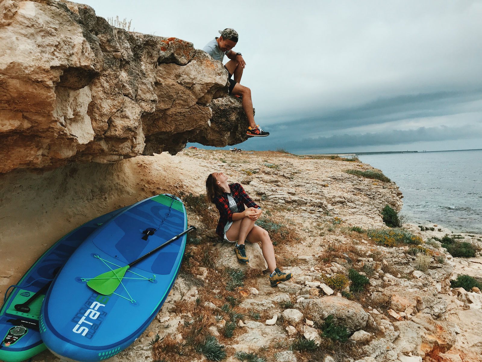 julia-karpacheva-paddleboarding-russia-black-sea-rock-overhang