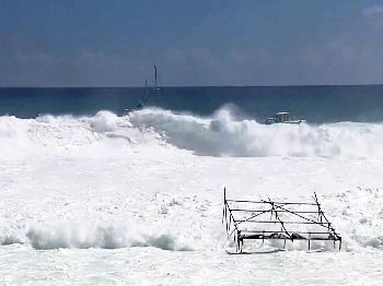 Cleanup at Chopes: Judges tower gets barrelled. - Surfing News